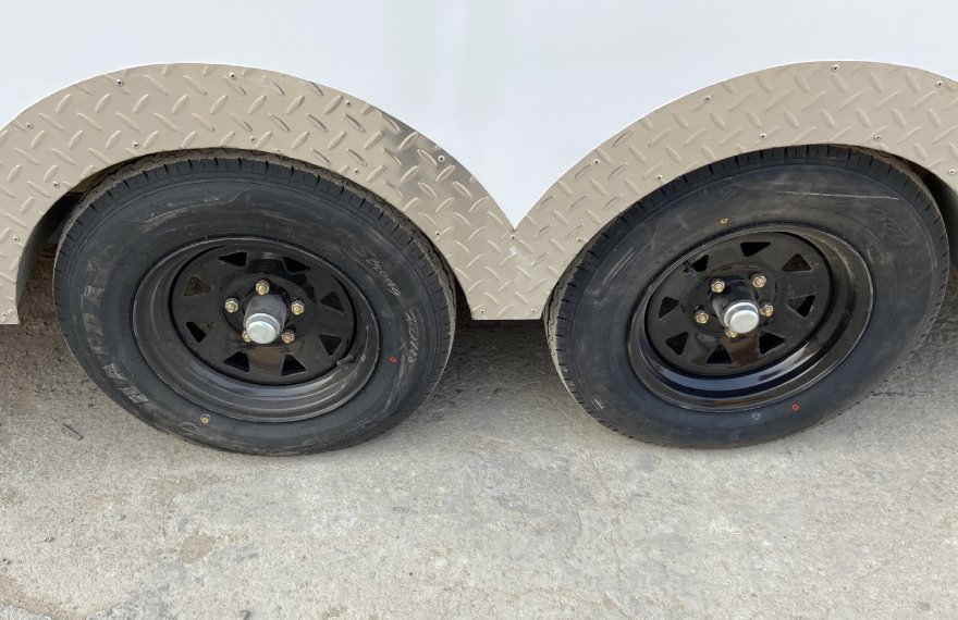 durable rubbery tires of the catering trailer for sale